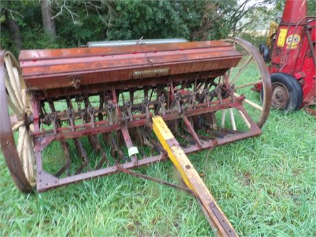 MCCORMICK DEERING VINTAGE SEEDER