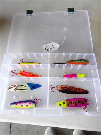 PLASTIC ORGANIZER W / SALMON SPOON FISHING LURES