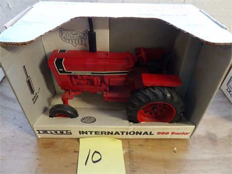 IH 966 TRACTOR