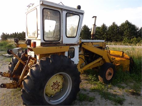 INTER 3616 INDUSTRIAL TRACTOR ( GAS ) 3 PT - HYDRAULIC LOADER