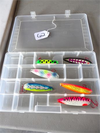 PLASTIC ORGANIZER W / SALMON SPOON FISHING LURES