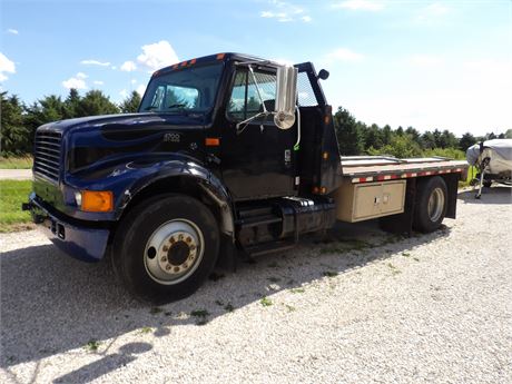 IH 4700 DT466 FLATBED TRUCK ( AUTOMATIC ) - HAS TITLE