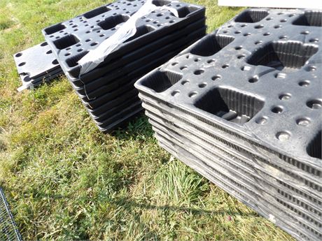 PLASTIC PALLETS ( 3 PILES )