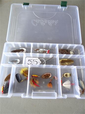 FISHING LURES W / PLASTIC ORGANIZER