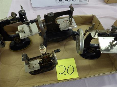 ASSORTMENT OF VINTAGE SINGER TOY SEWING MACHINES