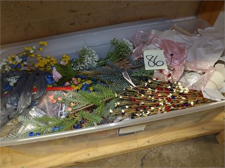 LARGE BIN OF HOLIDAY DECORATIONS/ARTS & CRAFTS