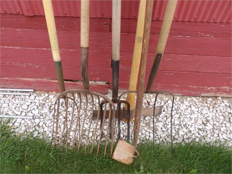 ASSORTMENT OF SHED TOOLS ( FORKS )