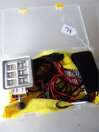 FISHING LIGHT W / PLASTIC ORGANIZER