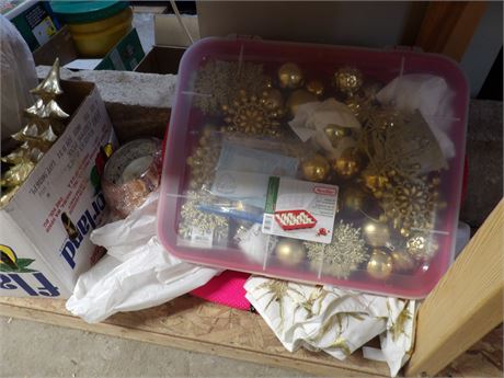 LARGE ASSORTMENT OF GOLD COLORED CHRISTMAS DECORATIONS