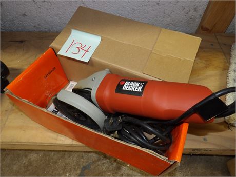 BLACK & DECKER 4 1/2" ANGLE GRINDER