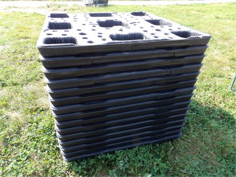 PLASTIC PALLETS