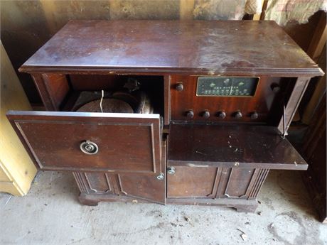 VINTAGE STEREO /RECORD PLAYER