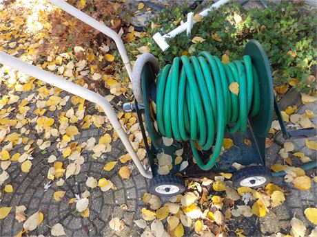 GARDEN HOSE W / REEL