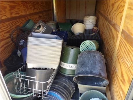 LARGE ASSORTMENT OF STARTING POTS AND WIRE BASKETS