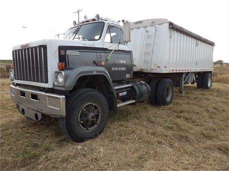 1983 GMC BRIGADIER SEMI TRACTOR W / JET HOPPER BOTTOM TRAILER ( HAS TITLE )