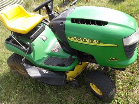 JOHN DEERE L111 RIDER W /  42" DECK