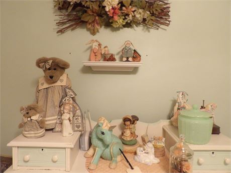 WALL DECOR - LOOSE ITEMS ON DRESSER & SHELF