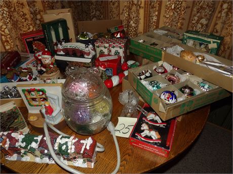 LARGE ASSORTMENT OF CHRISTMAS DECORATIONS