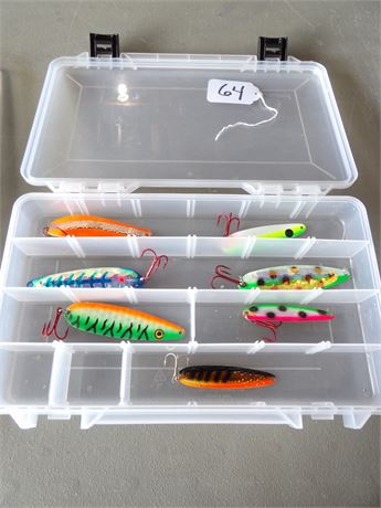 PLASTIC ORGANIZER W / SALMON SPOON FISHING LURES