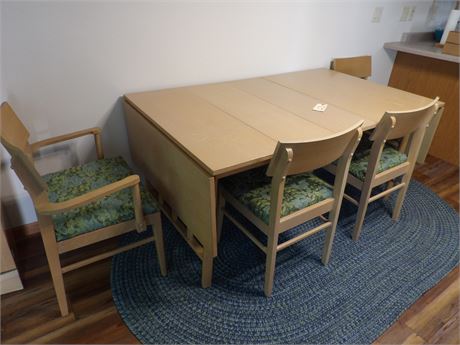 DINING ROOM TABLE W / DROP LEAVES & 6 CHAIRS