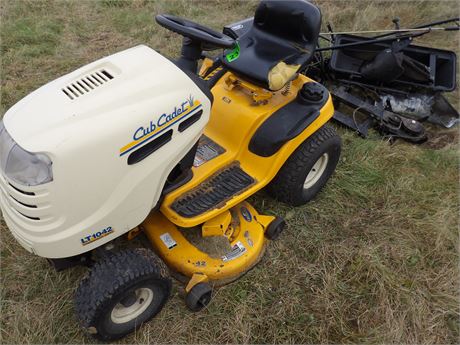 CUB CADET LT1042 W /ATTACHMENTS