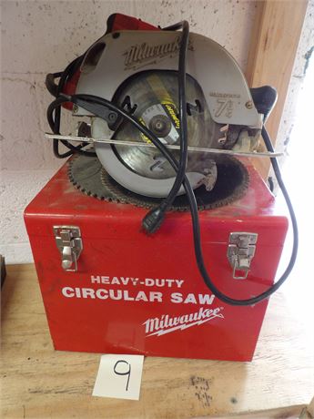 MILWAUKEE CIRCULAR SAW W / CASE