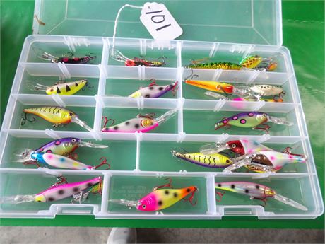 FISHING LURES W / PLASTIC PLANO ORGANIZER