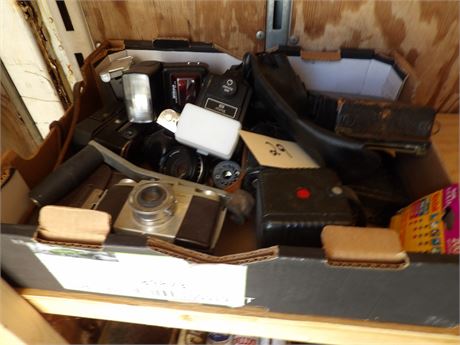 ASSORTMENT OF VINTAGE CAMERAS
