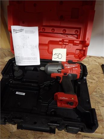 MILWAUKEE HIGH TORQUE IMPACT WRENCH W / CASE