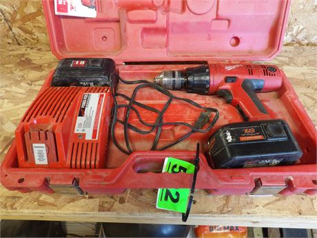 MILWAUKEE 18 VOLT DRILL W / CHARGER