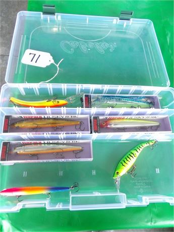 PLASTIC ORGANIZER W / FISHING LURES