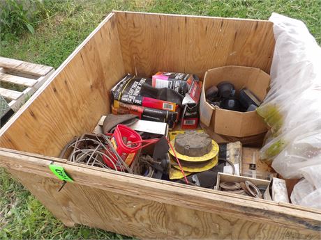 WOOD TOTE W / MISC PARTS