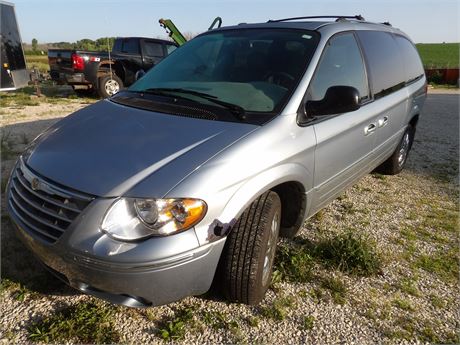 2005 CHRYSLER TOWN & COUNTRY VAN - HAS TITLE