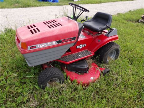 540 LAWN CHIEF TRUE VALUE RIDER W / DECK ( PARTS/PROJECT)