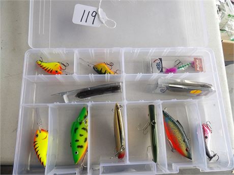 ASSORTMENT OF CRANK BAIT W / PLASTIC ORGANIZER