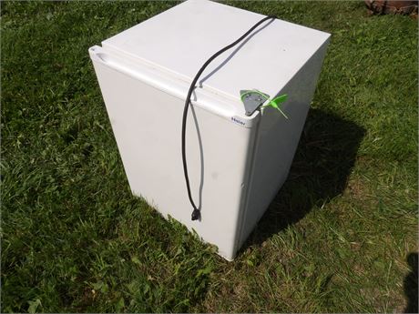 HAIER MINI SHOP FRIDGE
