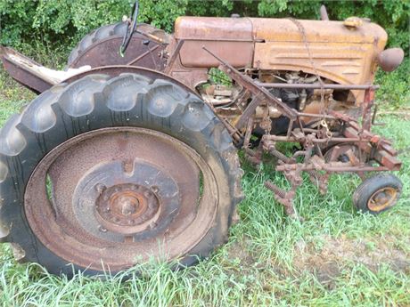 MINNEAPOLIS MOLINE PARTS TRACTOR - ENGINE LOOSE