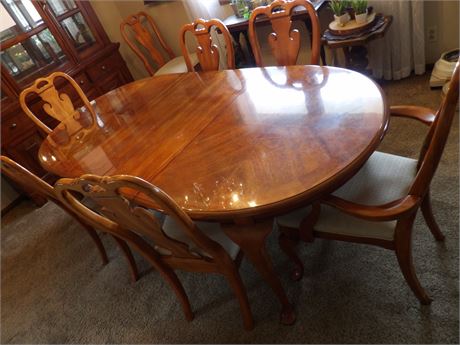 DINING ROOM TABLE W / 7 CHAIRS