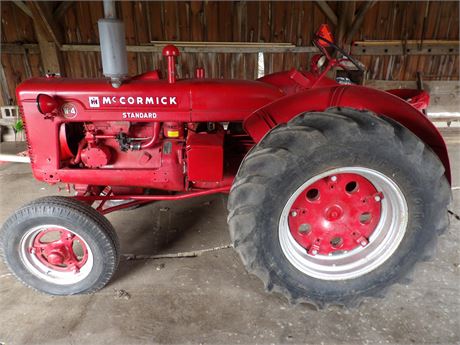 MCCORMICK W4 STANDARD TRACTOR - ENGINE LOOSE - NOT RUNNING - NEEDS BATTERY