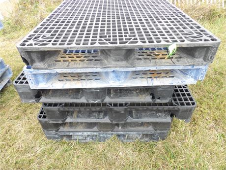 PLASTIC PALLETS ( 6 TOTAL )