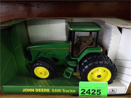 8400 JD TRACTOR - 1/16 SCALE