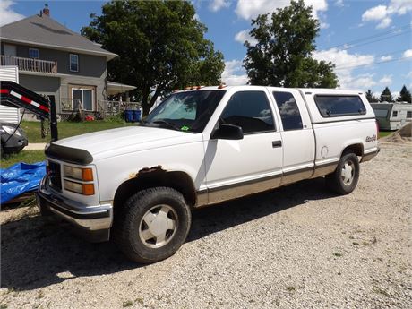 1997 GMC PICKUP TRUCK W / CAP- SHOWING 255,424 MILES - RUNS - DRIVES