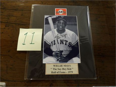 WILLIE MAYS SIGNED 8x10 PHOTO MAT