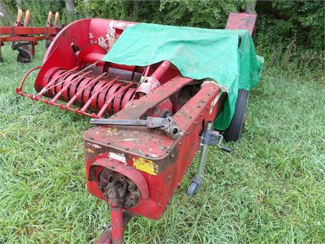 INTERNATIONAL 45 SMALL SQUARE BALER W / CHUTE