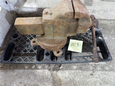 HEAVY DUTY BENCH VISE