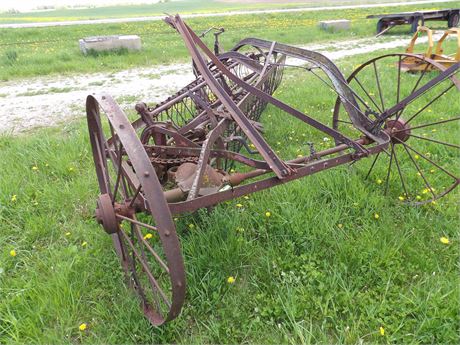 VINTAGE PULL TYPE HAY RAKE