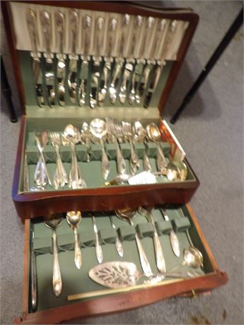 ONEIDA ANTI TARNISH SILVERWARE W / CASE