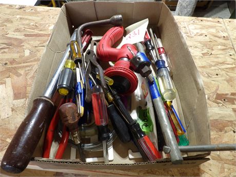 ASSORTMENT TOOLS - SCREW DRIVERS ETC