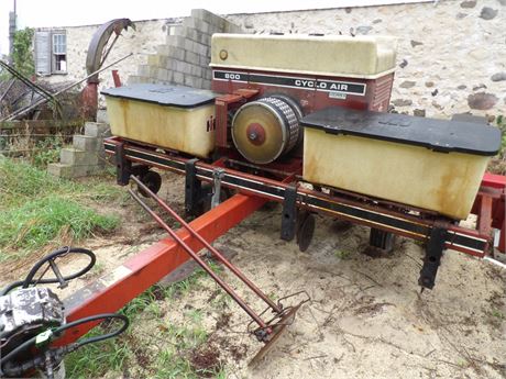 IH 800 CYCLO AIR CORN PLANTER