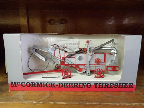 Mc CORMICK - DEERING THRESHER